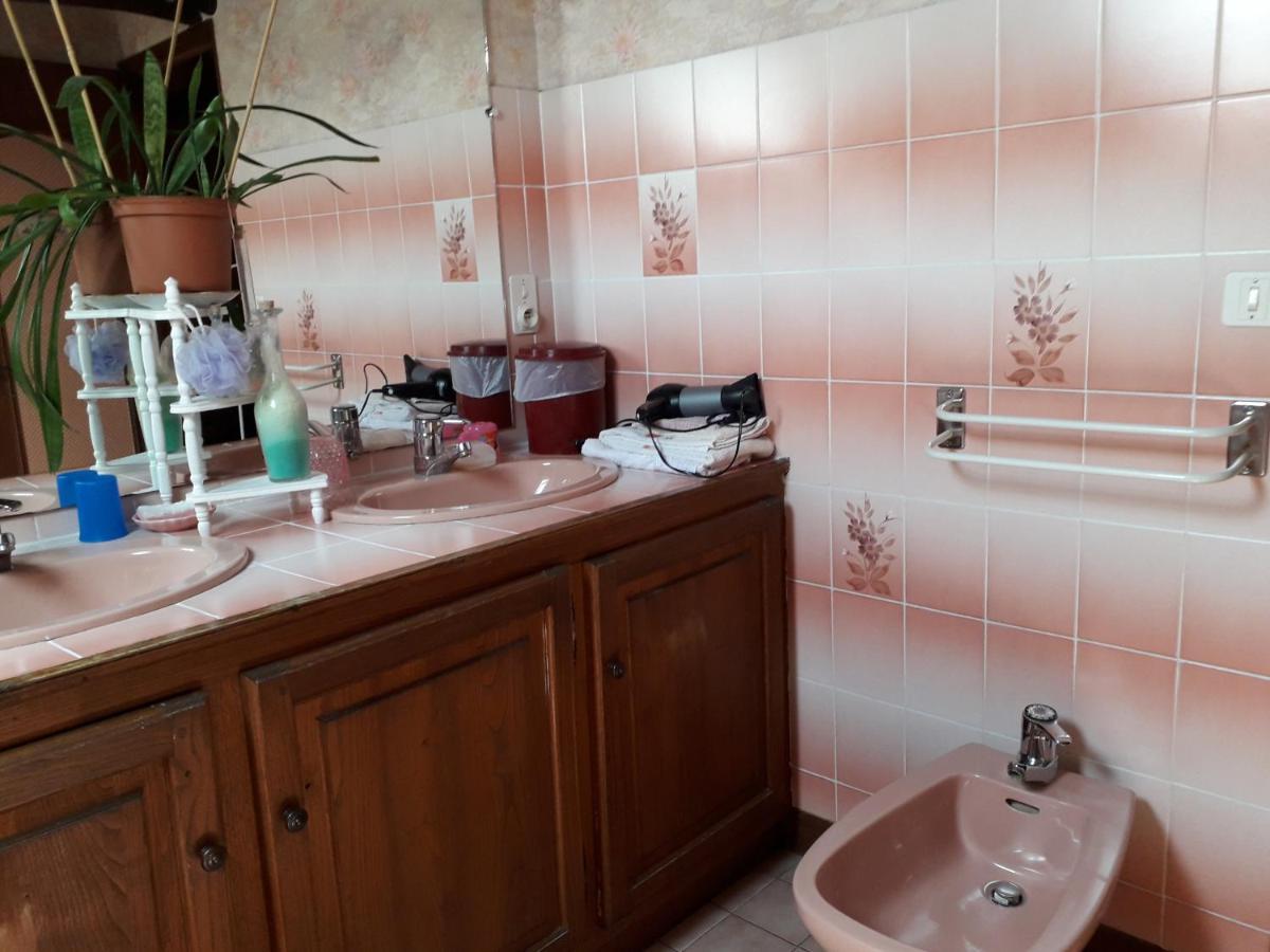 Halte Aux Places Marcillac-Saint-Quentin Bagian luar foto