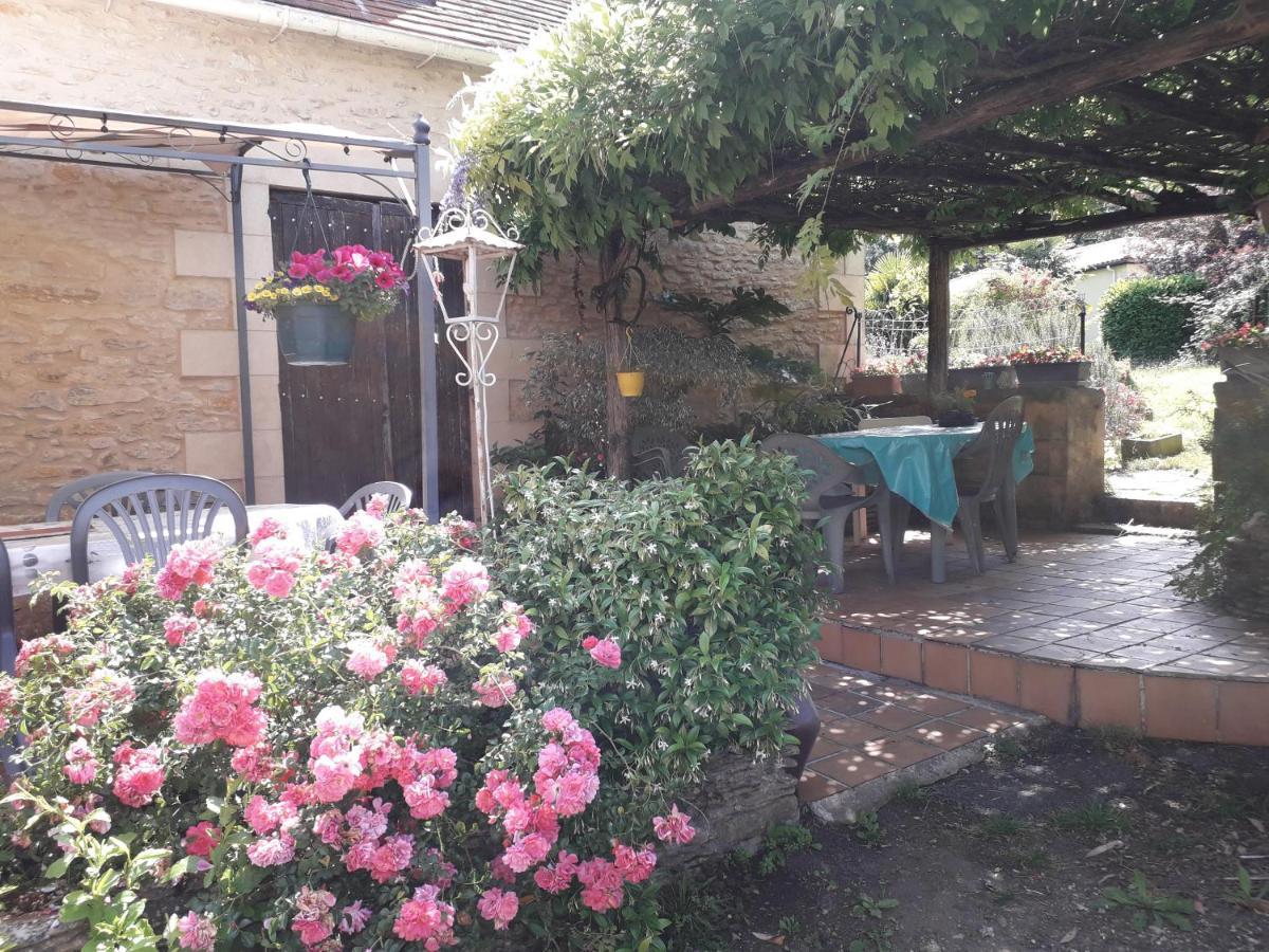Halte Aux Places Marcillac-Saint-Quentin Bagian luar foto