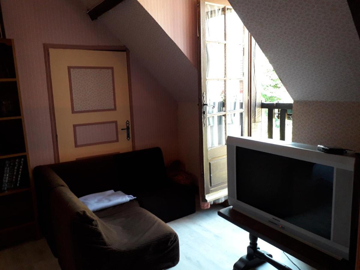 Halte Aux Places Marcillac-Saint-Quentin Bagian luar foto