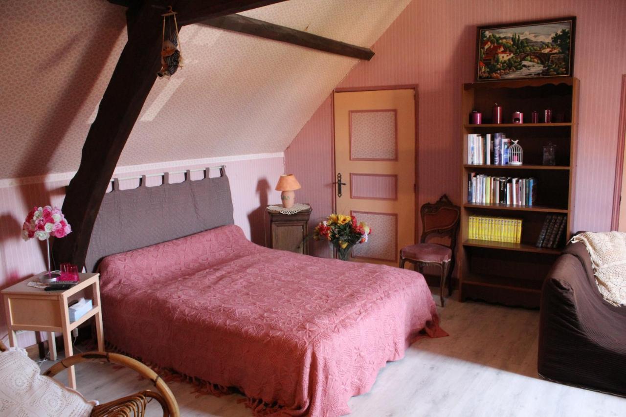 Halte Aux Places Marcillac-Saint-Quentin Bagian luar foto